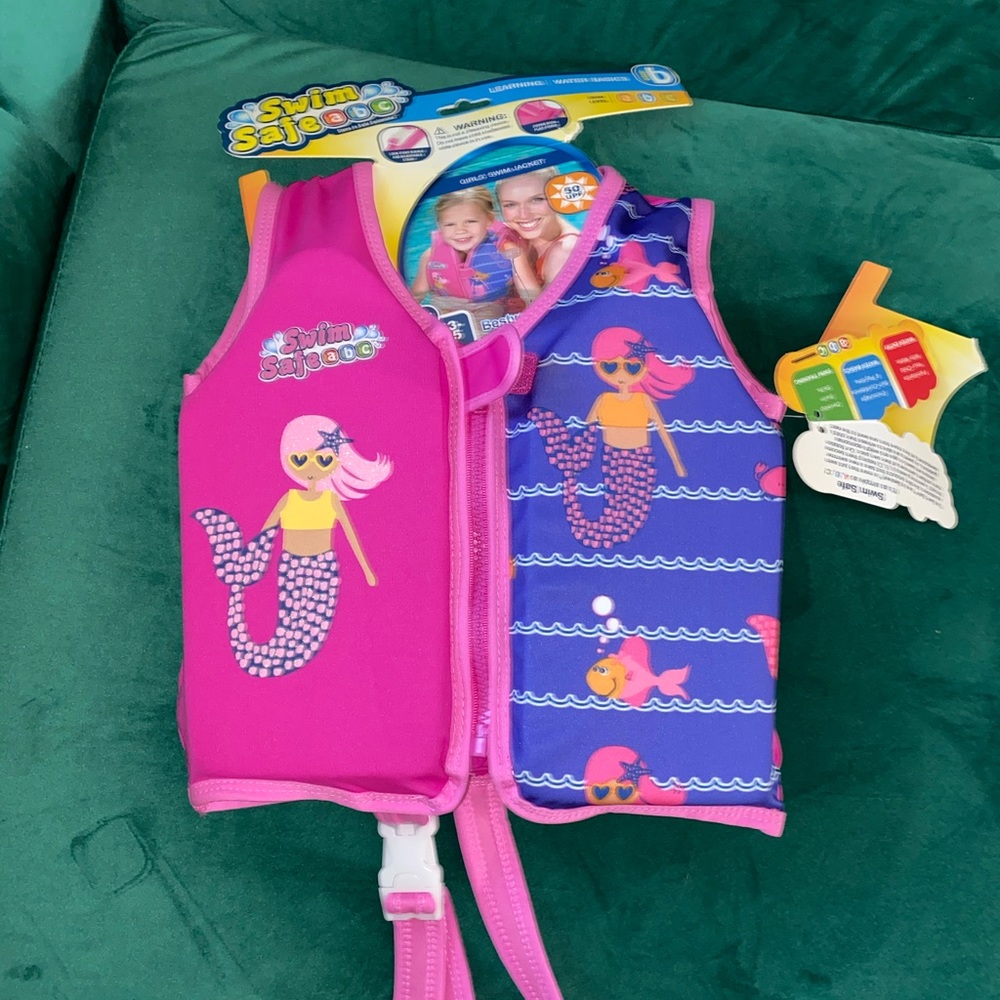 Girl’s swim jacket 🎉HP🎉